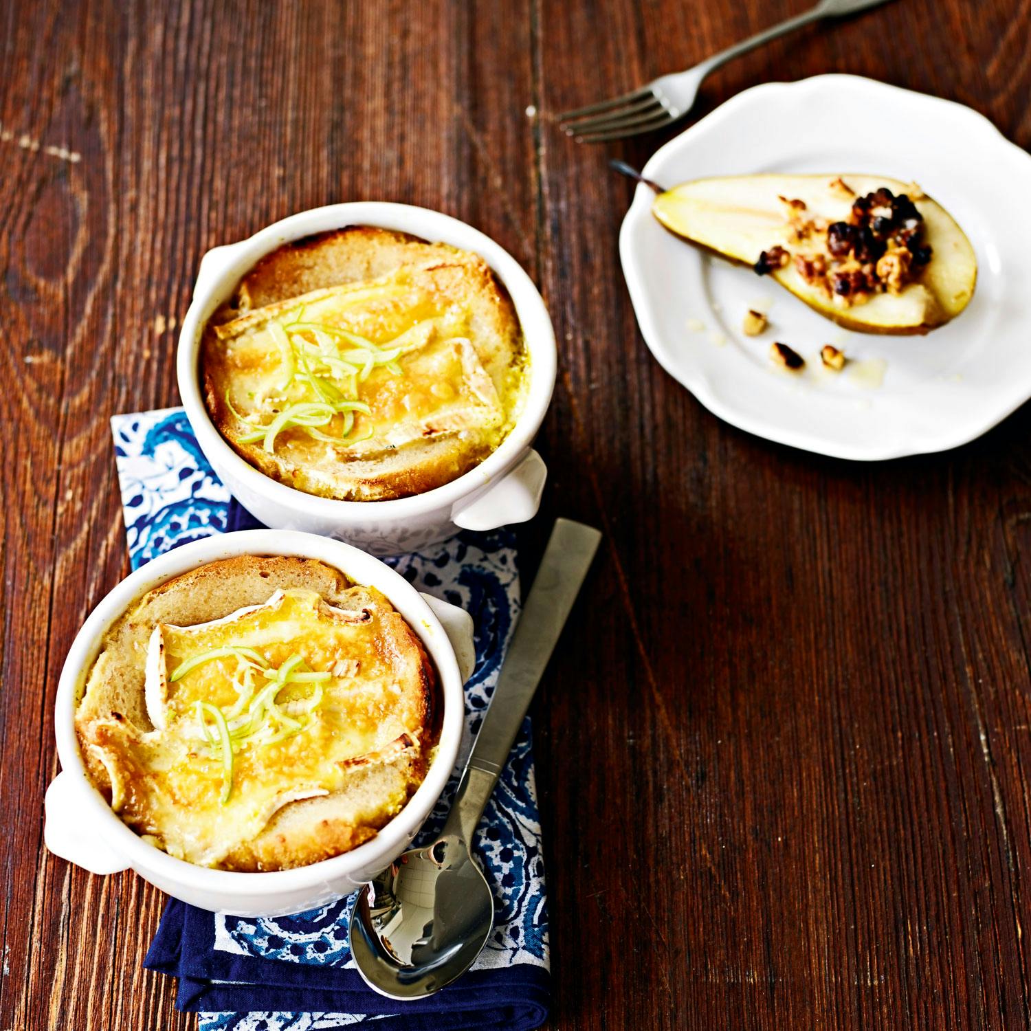 Løksuppe med brietoast og pæredessert